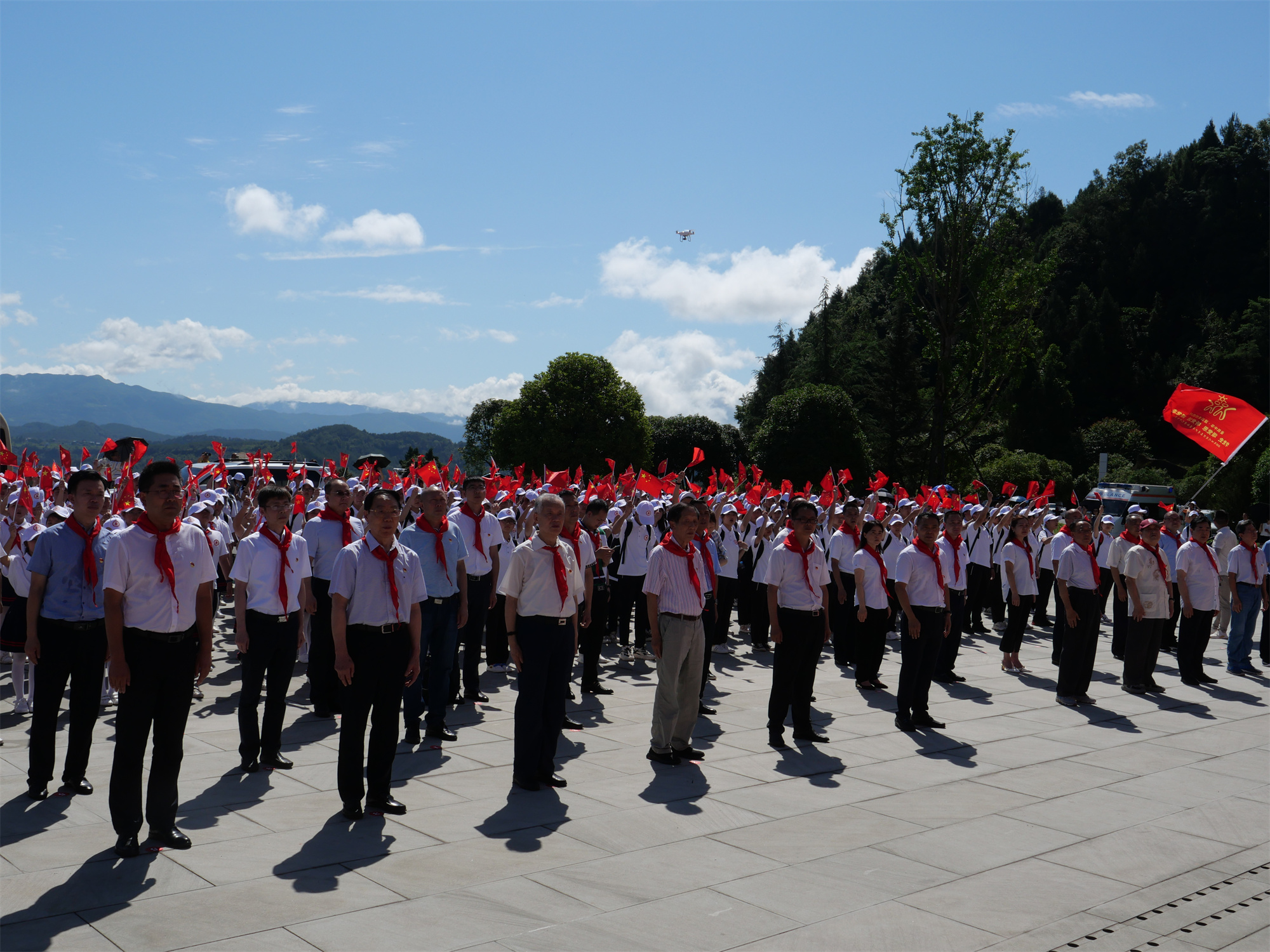 1672208269288172.jpg 参加活动的领导和营员们在仪式现场唱响《没有共产党就没有新中国》,(有没唱歌的照片?).jpg