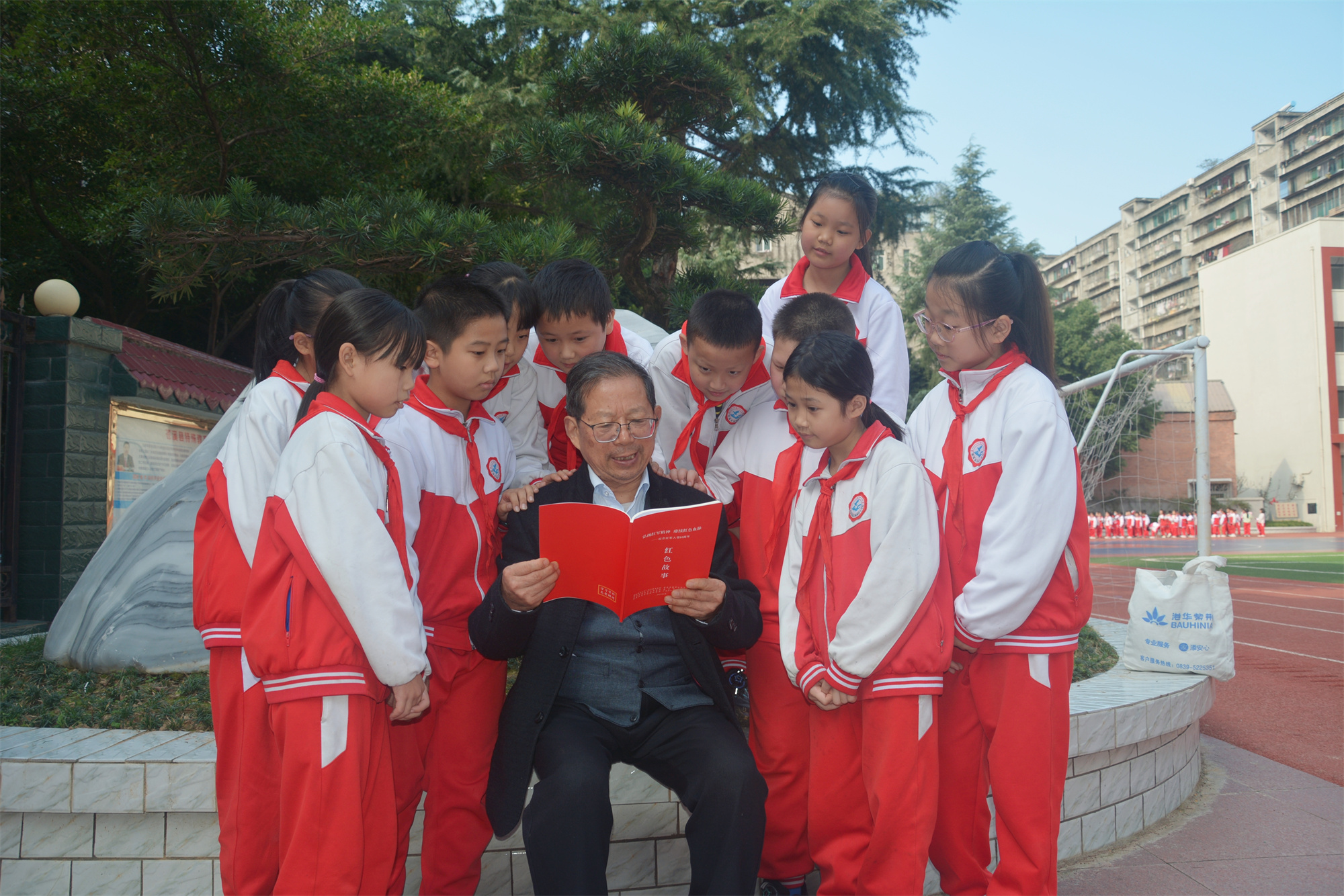 1708672202729681.jpg 5黄元龙 2023年10月10日,苍溪县彩运网执行主任黄元龙深入苍溪县陵江镇红军小学给少先队员们讲红色故事。摄影者:苍溪县彩运网办公室陈小芸.jpg